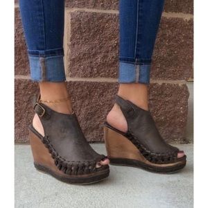 Very Volatile ‘Carry’ Leather Wooden Wedges Sz. 8